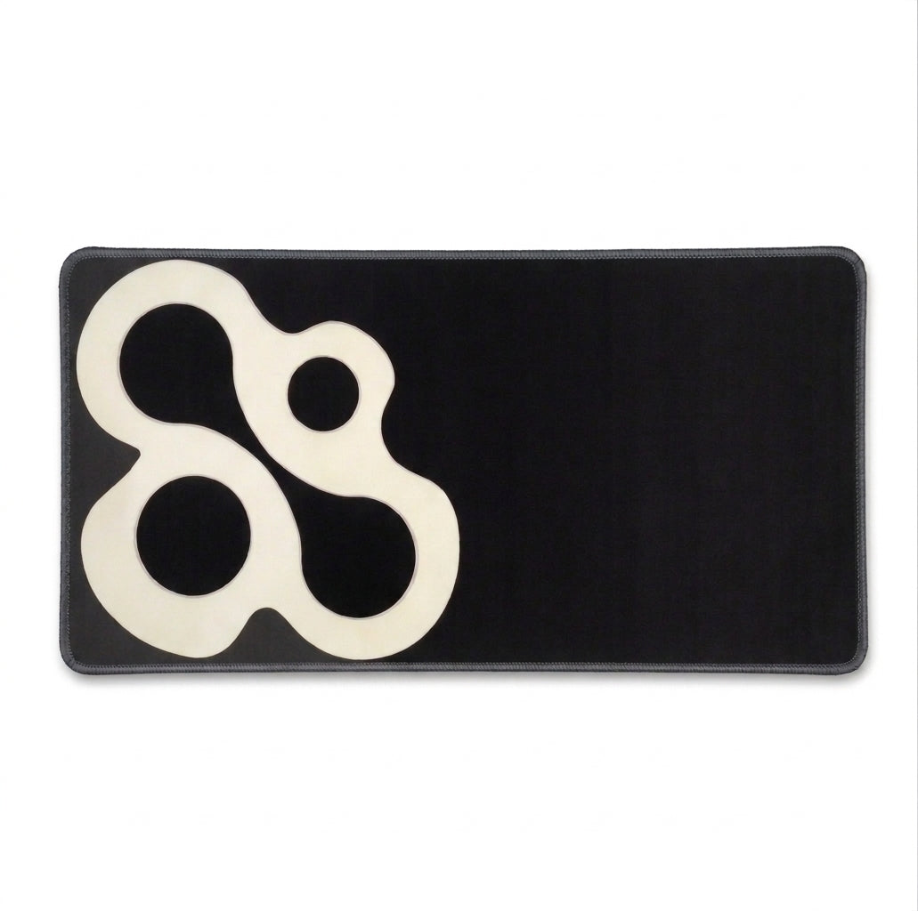 OSA La Polilla — deskpad negro con el isotipo de OSA, vista completa en luz de día
